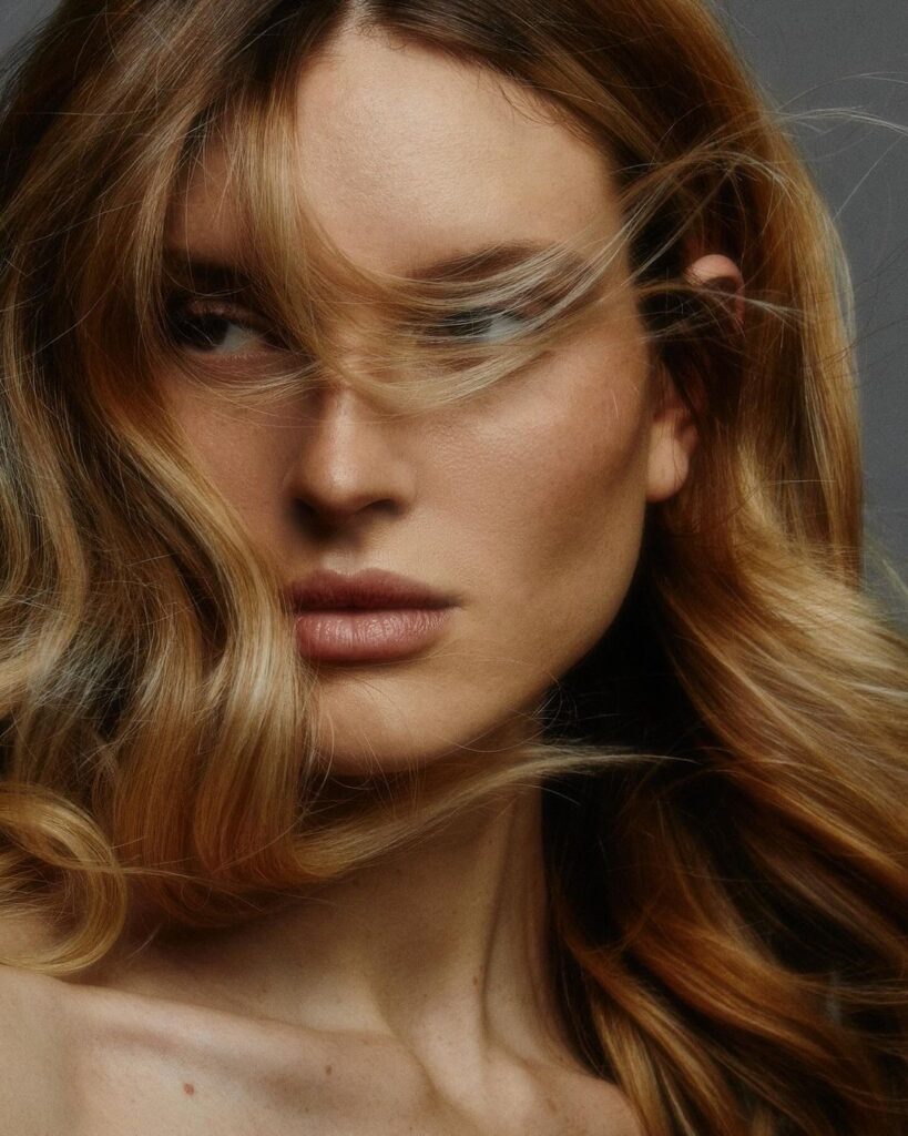 Cabelo loiro mel volta como tendência sofisticada