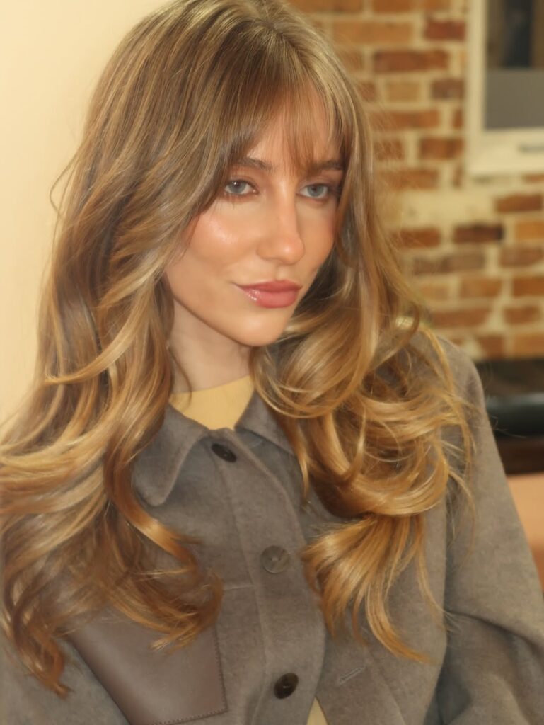 Cabelo loiro mel volta como tendência sofisticada