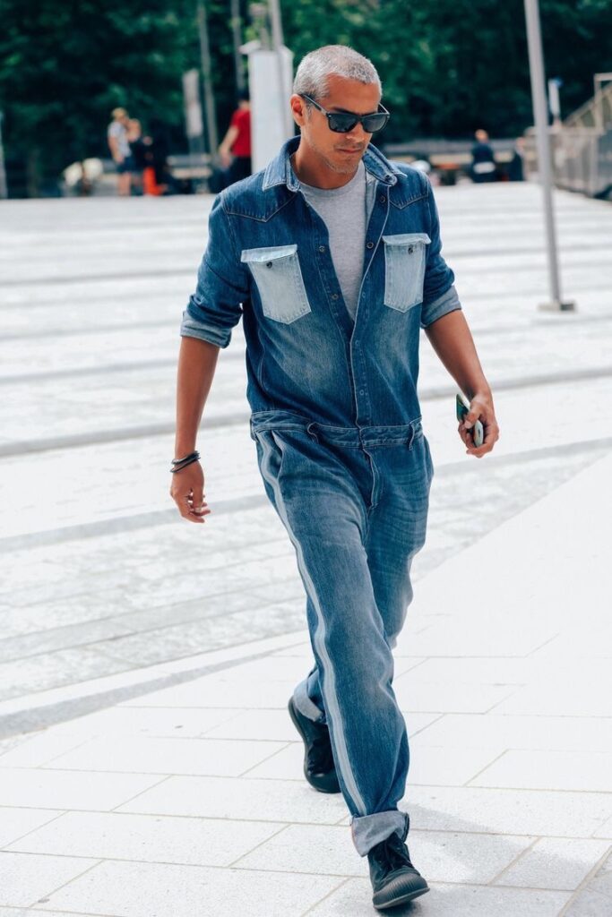 Look e referências de Total Jeans Masculino: agora é a vez dos meninos entrarem de vez nessa trend