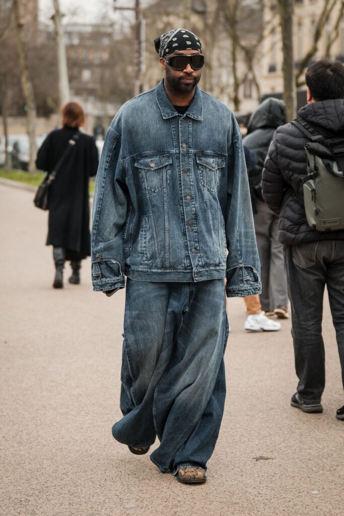 Look e referências de Total Jeans Masculino: agora é a vez dos meninos entrarem de vez nessa trend