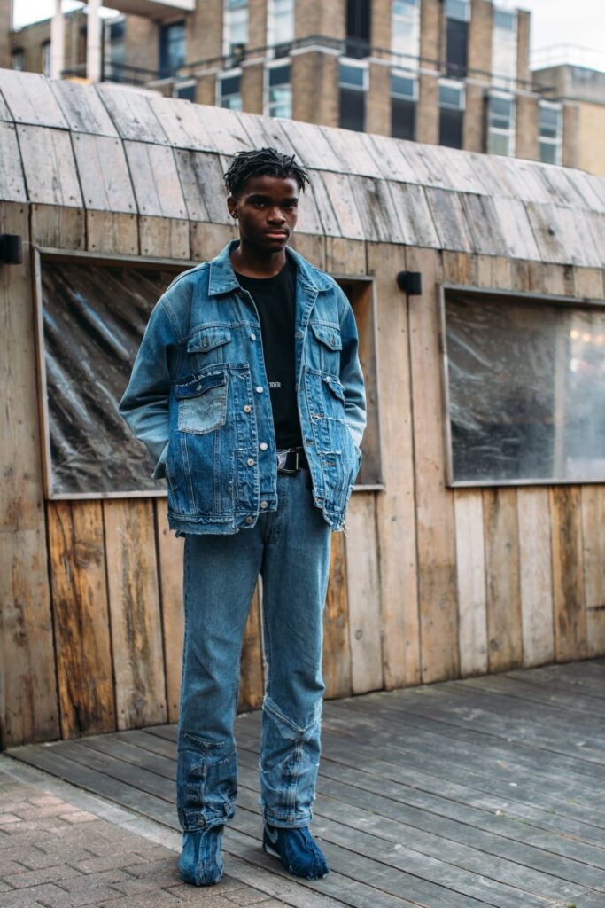 Look e referências de Total Jeans Masculino: agora é a vez dos meninos entrarem de vez nessa trend