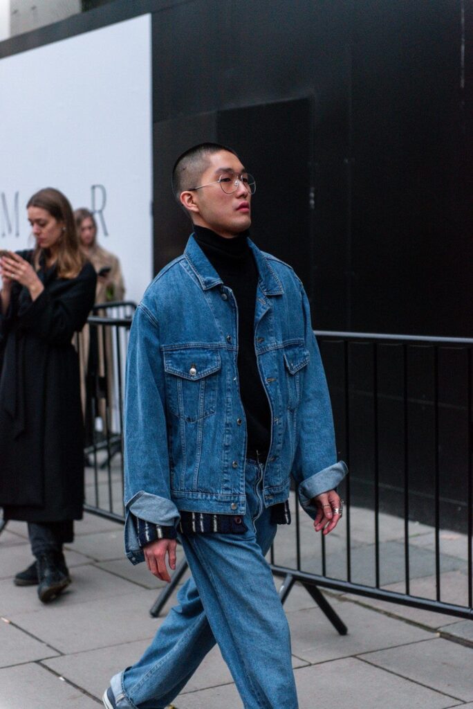 Look e referências de Total Jeans Masculino: agora é a vez dos meninos entrarem de vez nessa trend