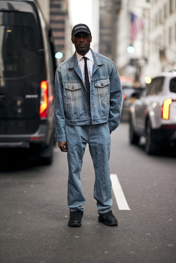 Look e referências de Total Jeans Masculino: agora é a vez dos meninos entrarem de vez nessa trend