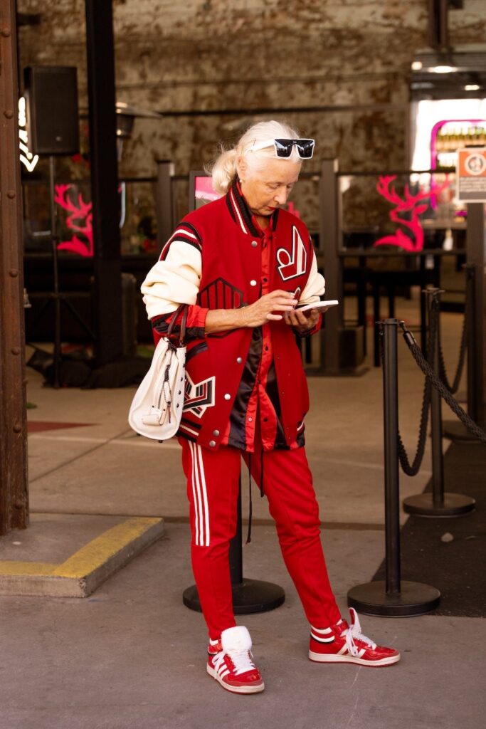Look vermelho vivo está dominando  a temporada, saiba tudo sobre a tendência