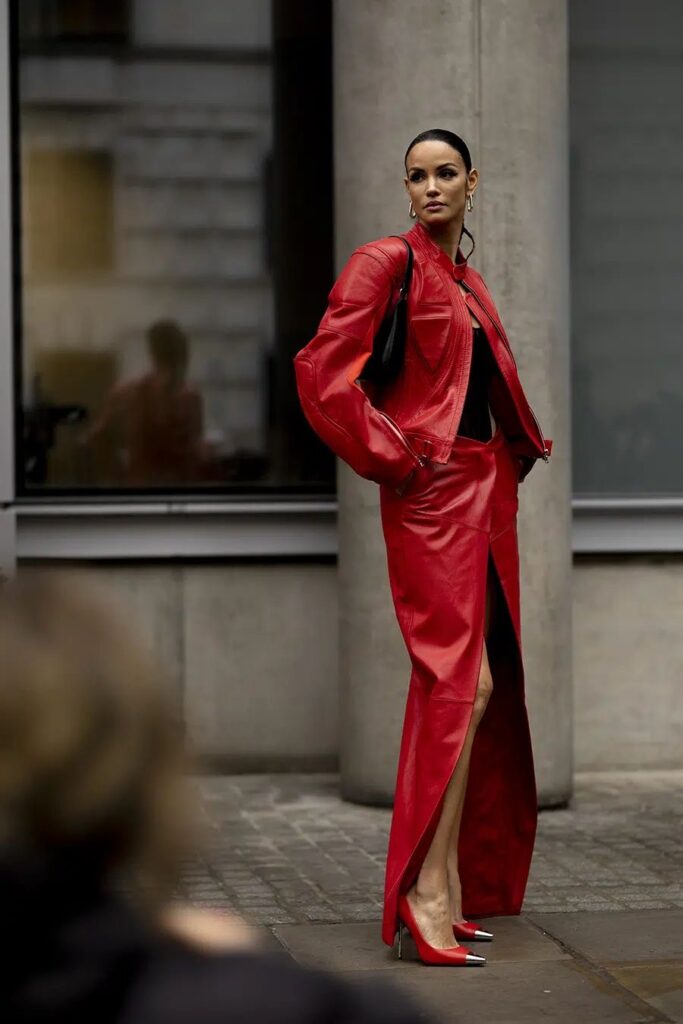Look vermelho vivo está dominando  a temporada, saiba tudo sobre a tendência