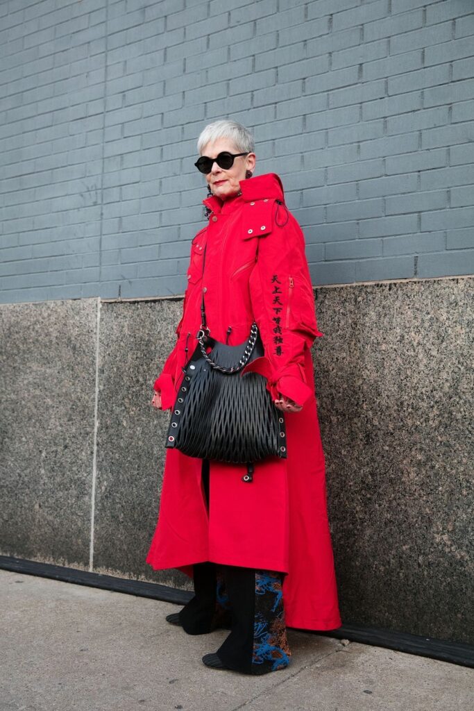 Look vermelho vivo está dominando  a temporada, saiba tudo sobre a tendência