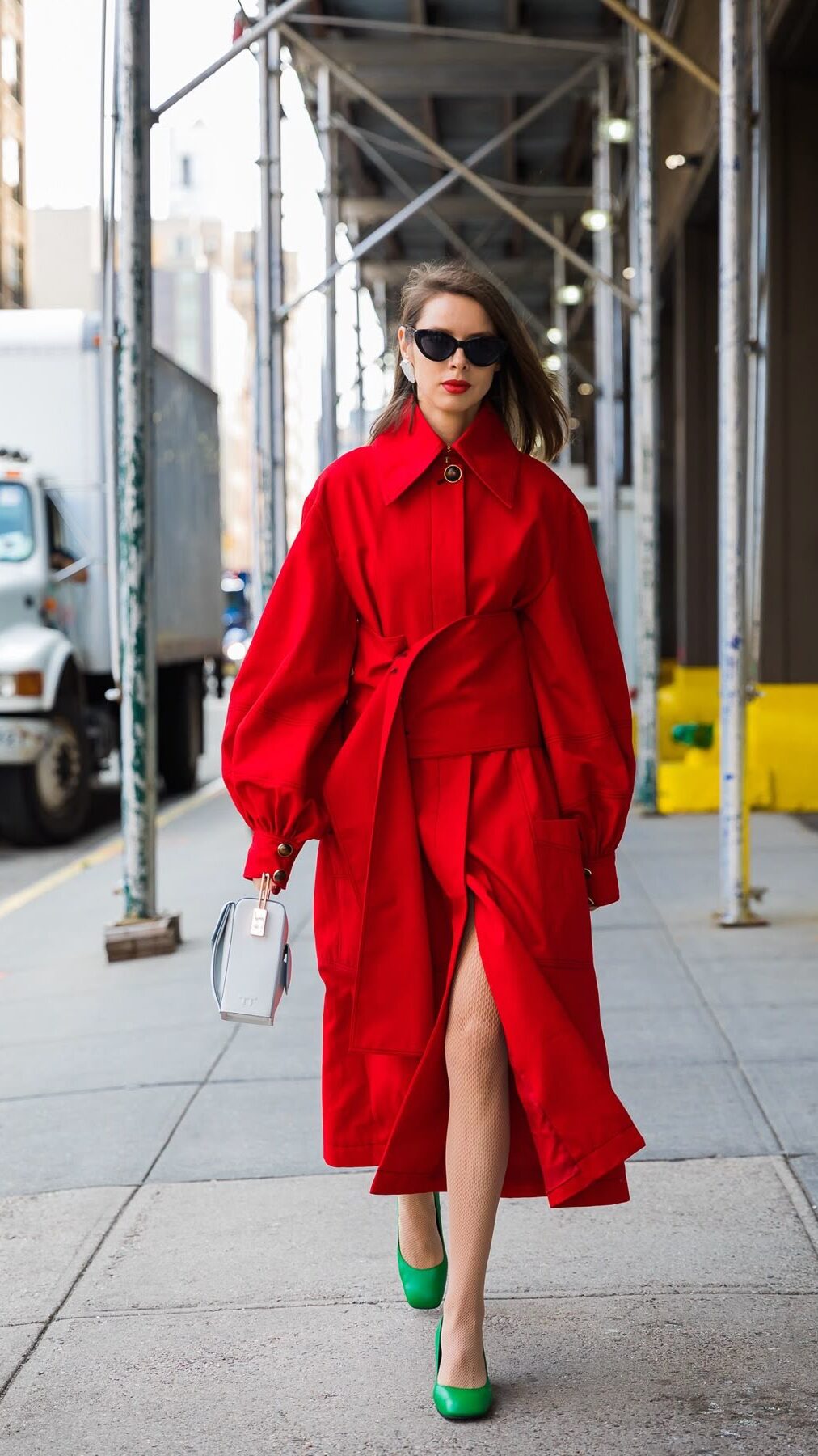Look vermelho vivo está dominando  a temporada, saiba tudo sobre a tendência