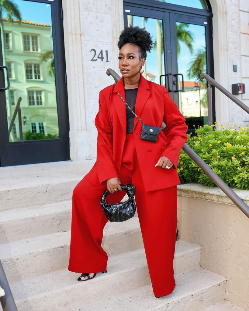 Look vermelho vivo está dominando  a temporada, saiba tudo sobre a tendência