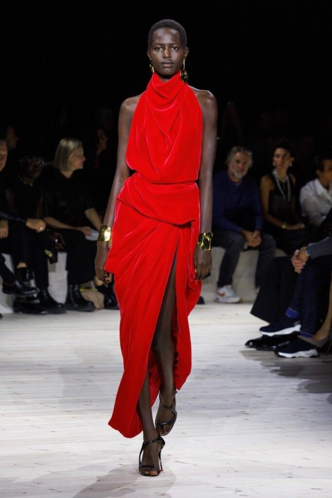 Look vermelho vivo é tendência e domina  a temporada