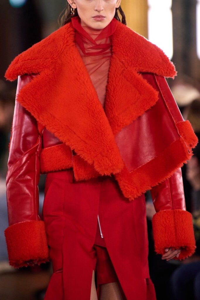 Look vermelho vivo é tendência e domina  a temporada