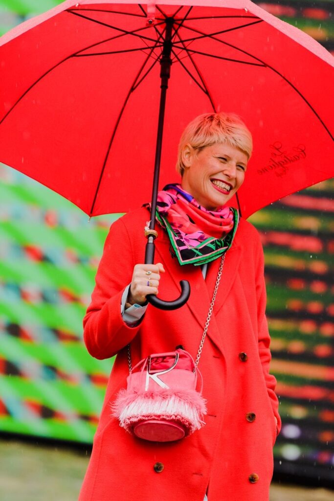 Look vermelho vivo está dominando  a temporada, saiba tudo sobre a tendência