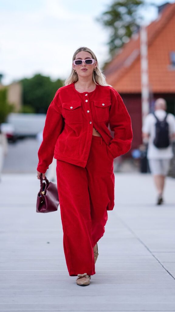 Look vermelho vivo está dominando  a temporada, saiba tudo sobre a tendência