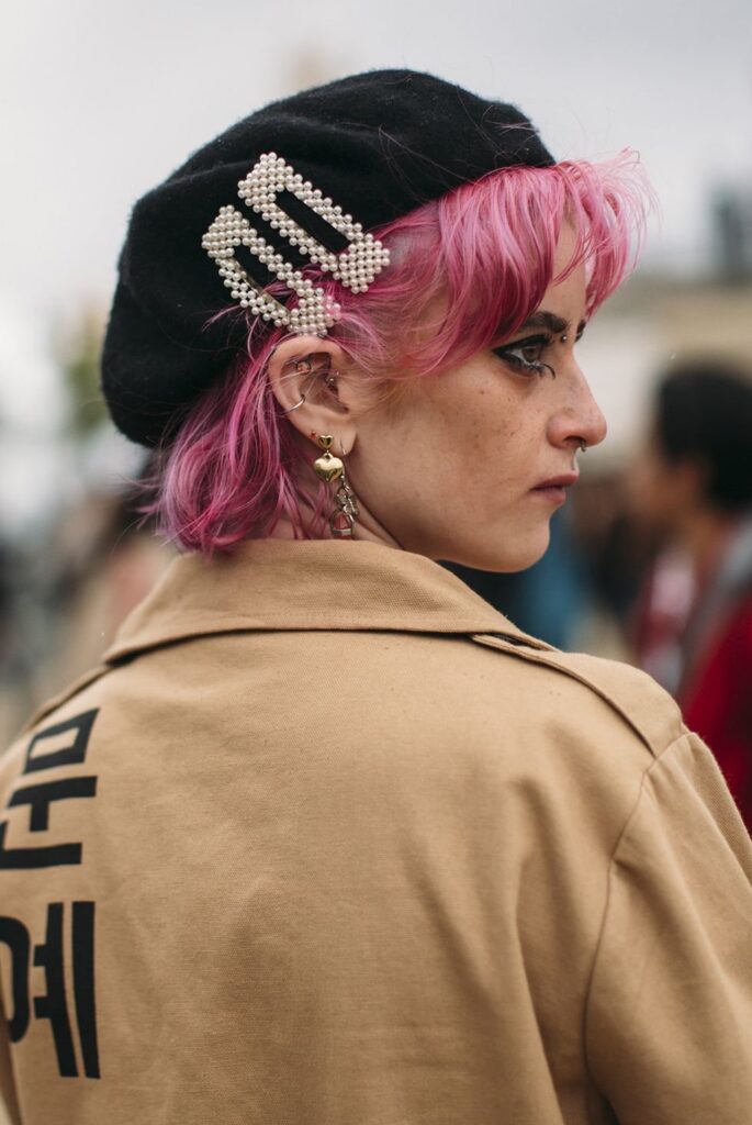 Acessórios de cabelo voltam como destaque no styling
