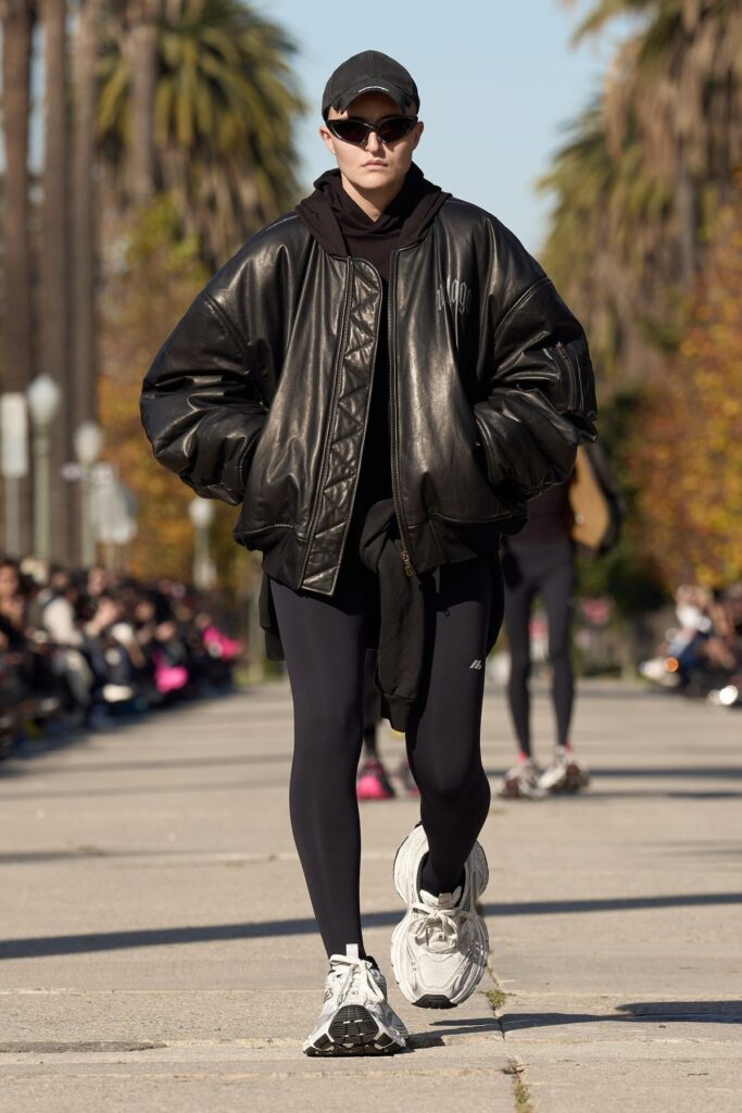 Jaqueta bomber masculina volta como tendência do streetwear