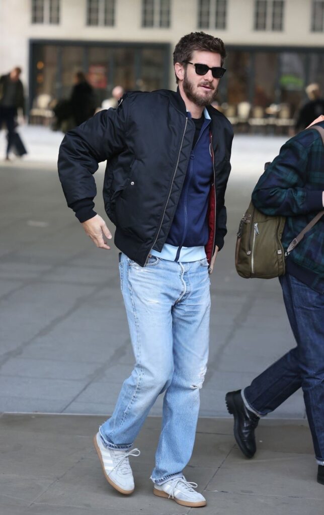 Jaqueta bomber masculina volta como tendência do streetwear