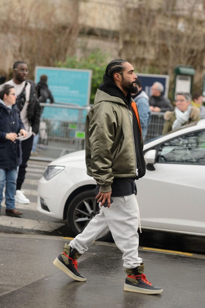 Jaqueta bomber masculina volta como tendência do streetwear