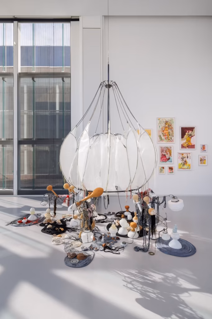 Rina Banerjee transforma exposição da Louis Vuitton em Tóquio