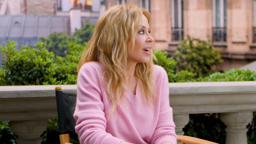 Campanha da Chanel 25 recria universo de Kylie Minogue com Margot Robbie