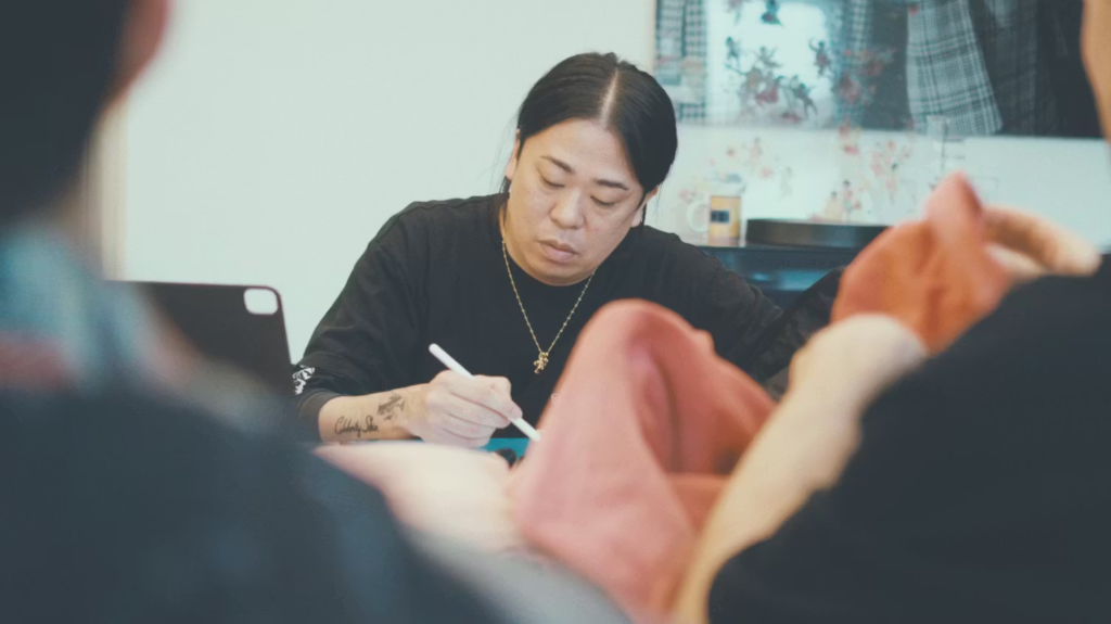 Off-White coleção 10x10 reinventa ícones da marca em parceria com artistas e designers