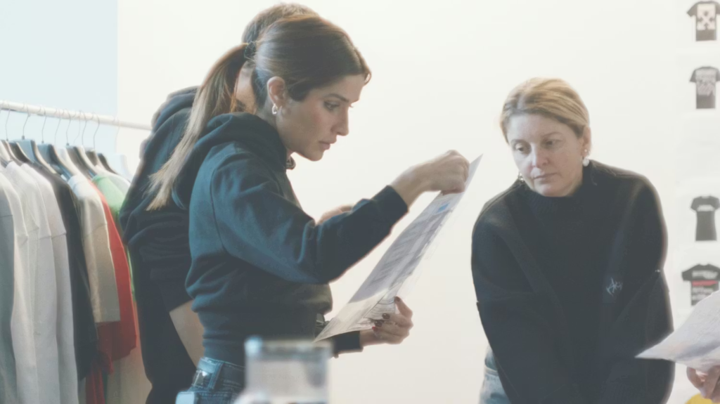 Off-White coleção 10x10 reinventa ícones da marca em parceria com artistas e designers