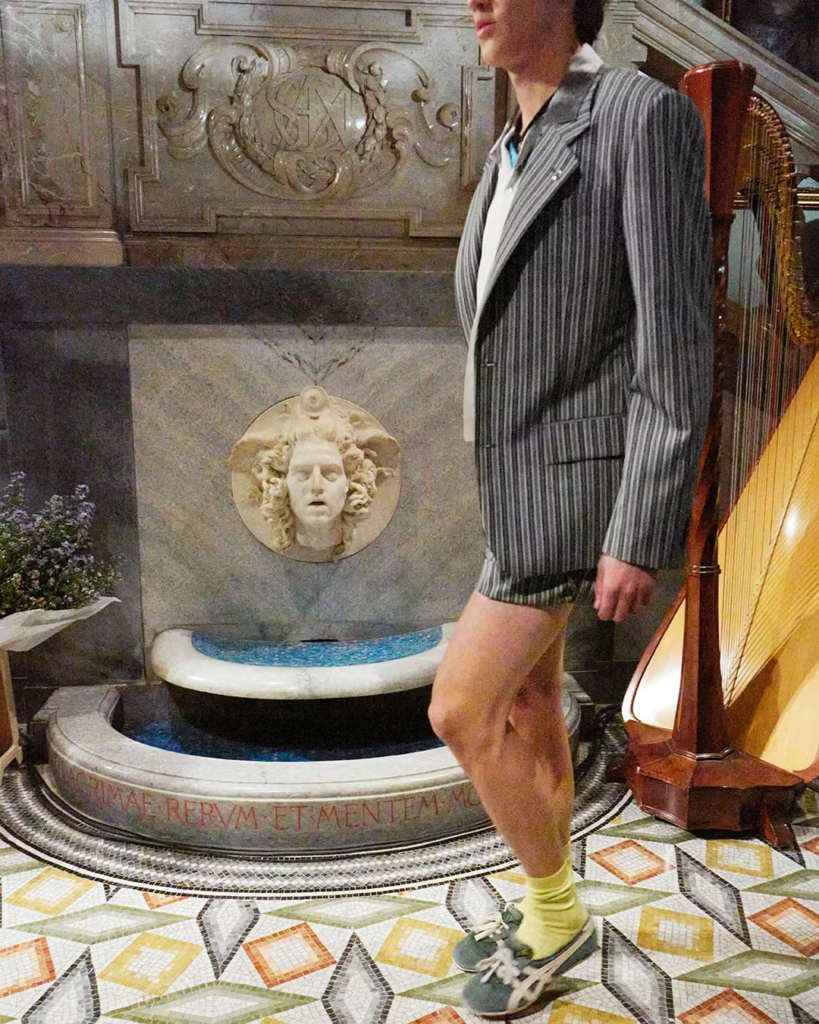 Versace x Onitsuka Tiger redefine o luxo esportivo