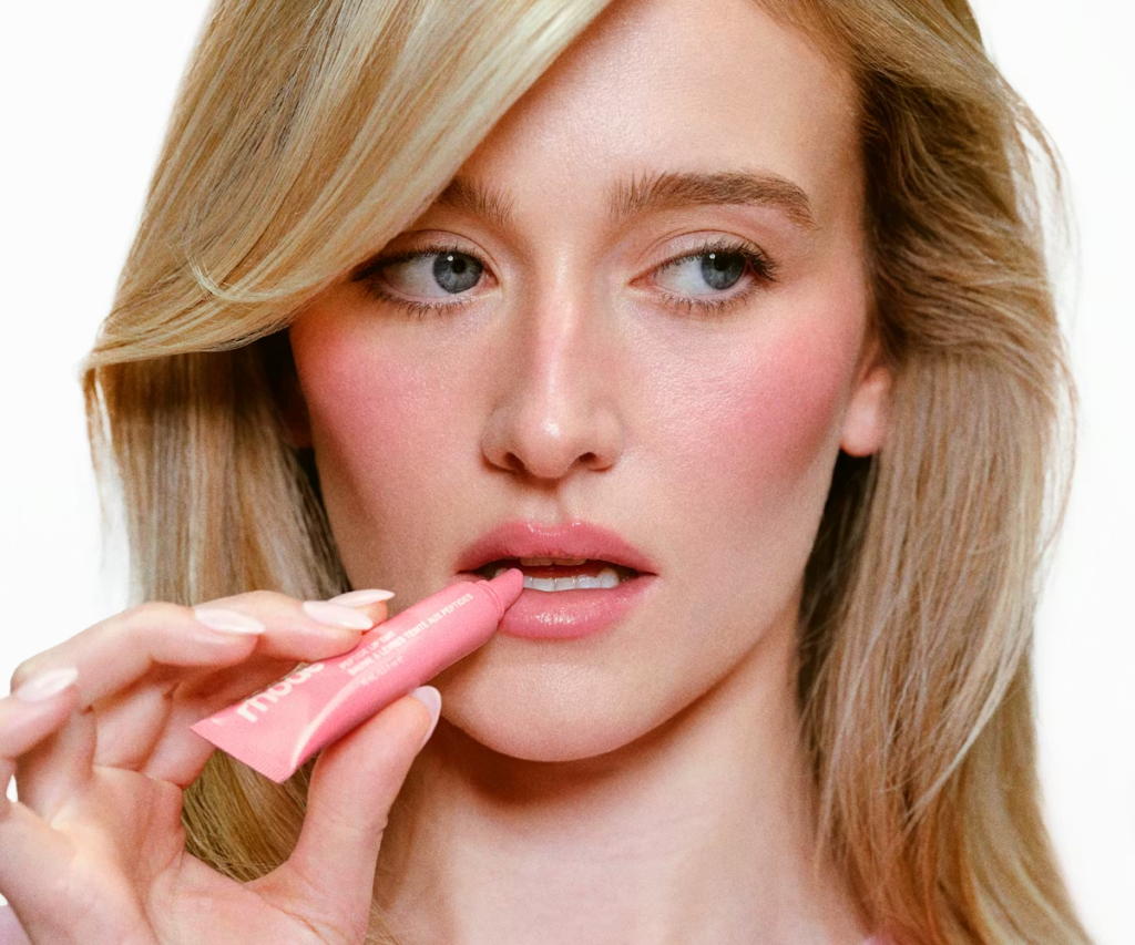 Novos lançamentos da Rhode ganham campanha com Sarah Pidgeon