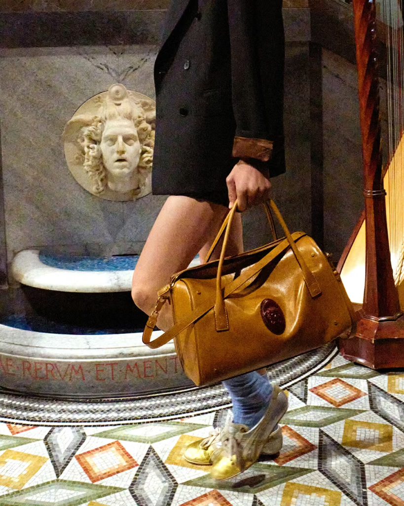 Versace x Onitsuka Tiger redefine o luxo esportivo