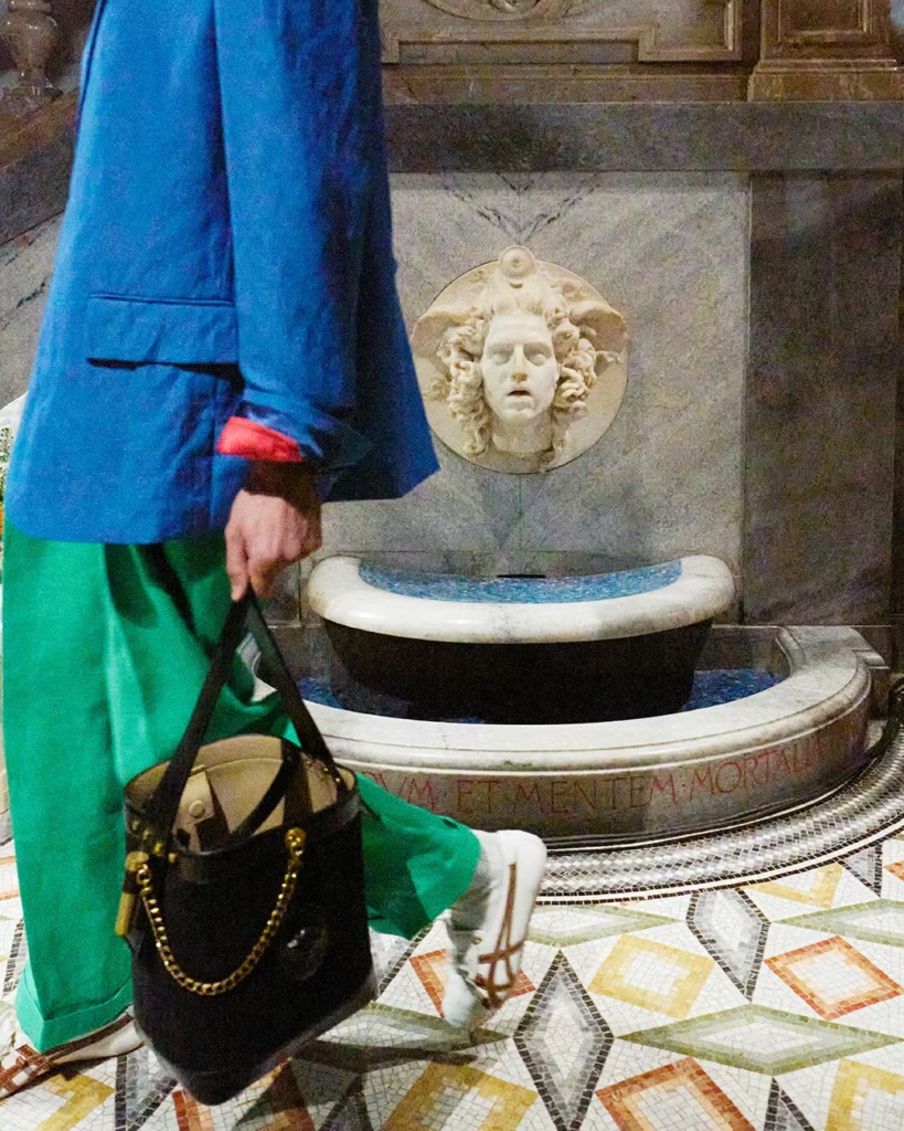 Versace x Onitsuka Tiger redefine o luxo esportivo