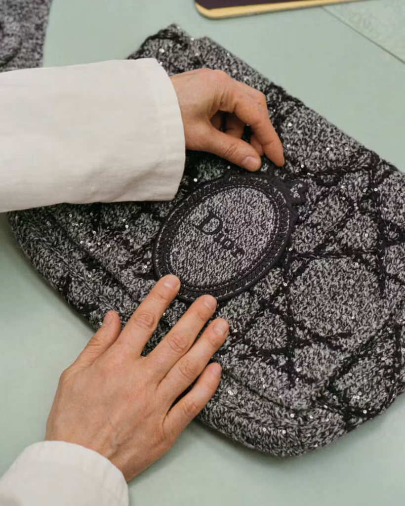 Messenger bag da Dior ganha nova leitura por Jonathan Anderson