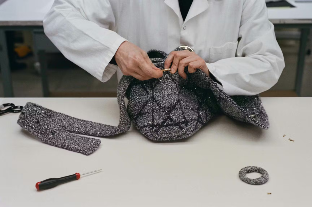 Messenger bag da Dior ganha nova leitura por Jonathan Anderson