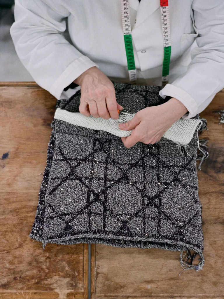 Messenger bag da Dior ganha nova leitura por Jonathan Anderson