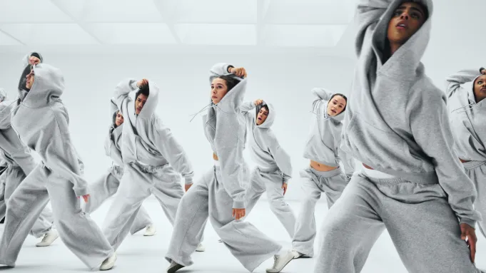 Campanha da Gap com Young Miko destaca a coleção GapSweats