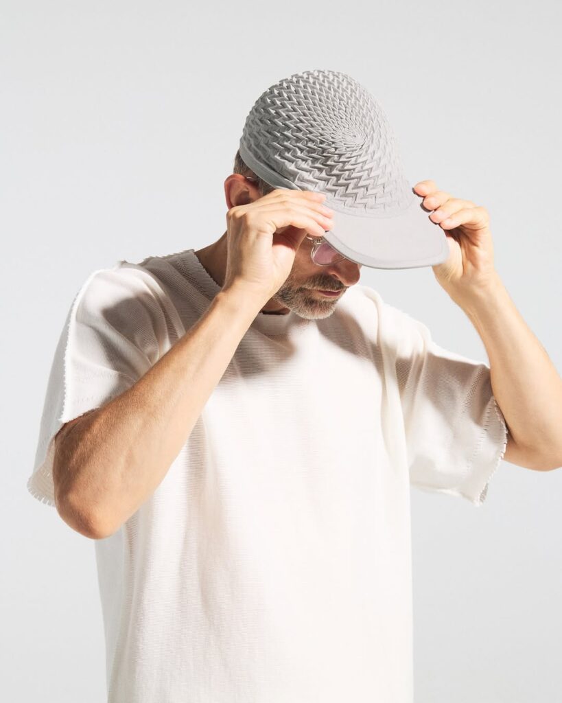 Issey Miyake lança boné de baseball futurista