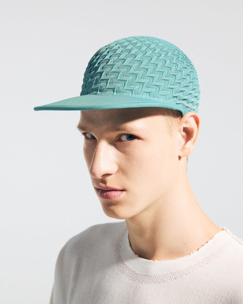 Issey Miyake lança boné de baseball futurista