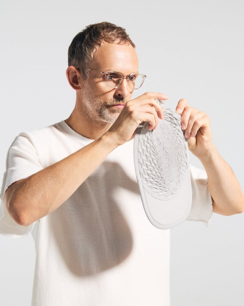 Issey Miyake lança boné de baseball futurista