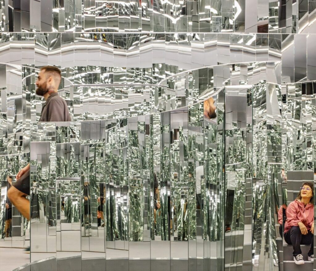 Cenógrafa de Beyoncé e Bad Bunny, Es Devlin inaugura mostra em São Paulo