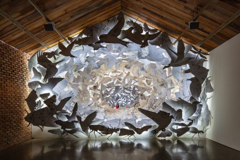 Cenógrafa de Beyoncé e Bad Bunny, Es Devlin inaugura mostra em São Paulo