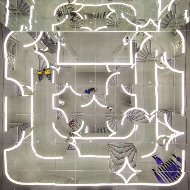 Cenógrafa de Beyoncé e Bad Bunny, Es Devlin inaugura mostra em São Paulo