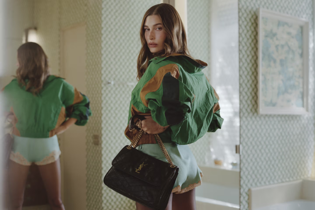 Hailey Bieber estrela nova campanha da Saint Laurent