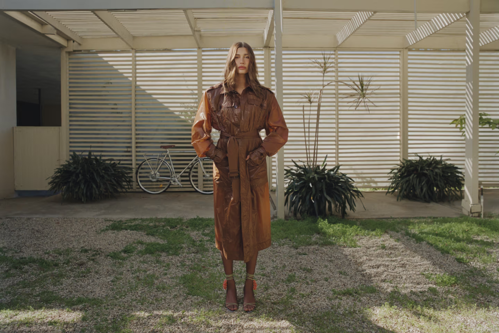 Hailey Bieber estrela nova campanha da Saint Laurent