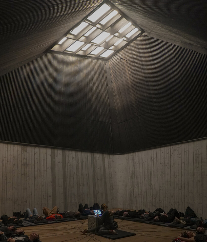 Erykah Badu transforma som em ritual de meditação