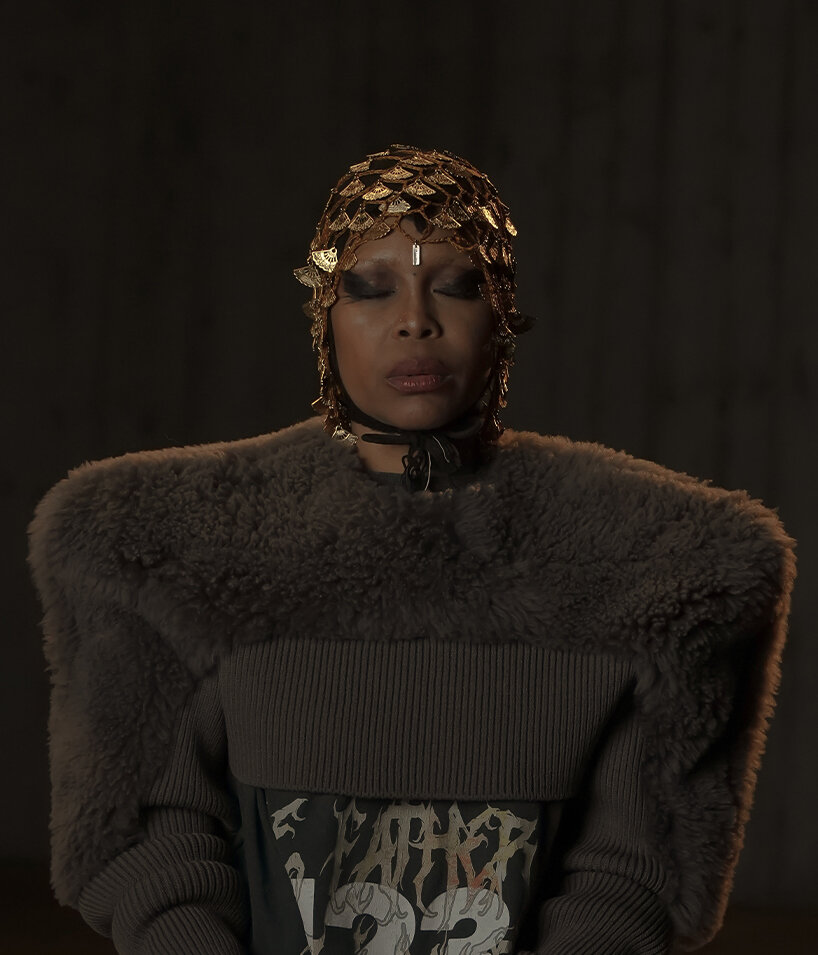 Erykah Badu transforma som em ritual de meditação