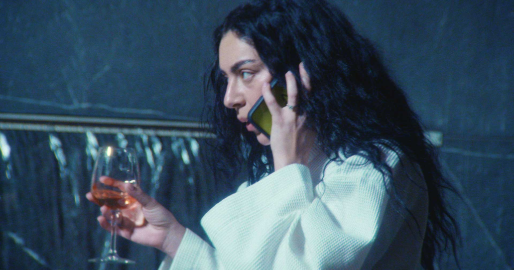 The Moment: o novo filme de Charli XCX com a A24