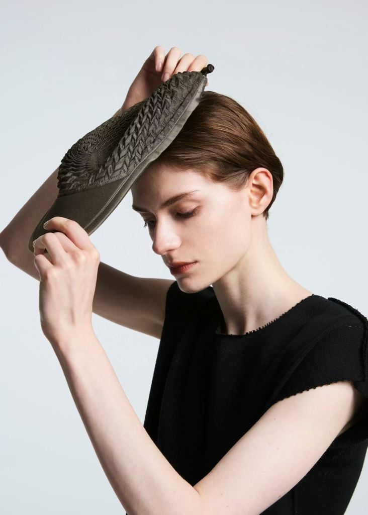 Issey Miyake lança boné de baseball futurista