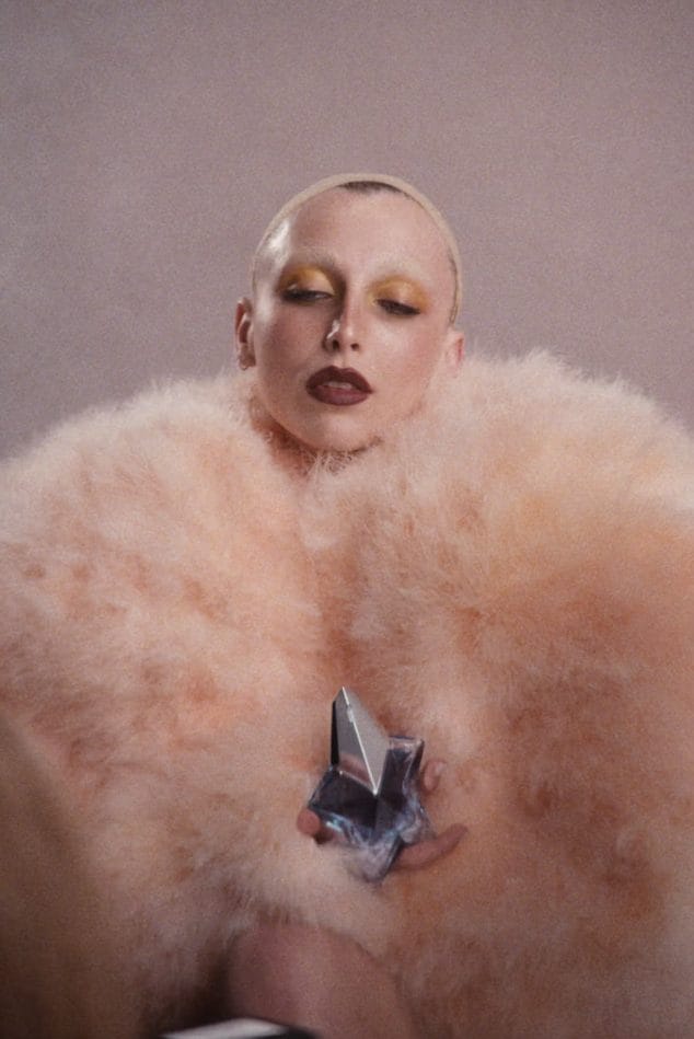 EMMA CHAMBERLAIN NA CAMPANHA DOS PERFUMES DA MUGLER