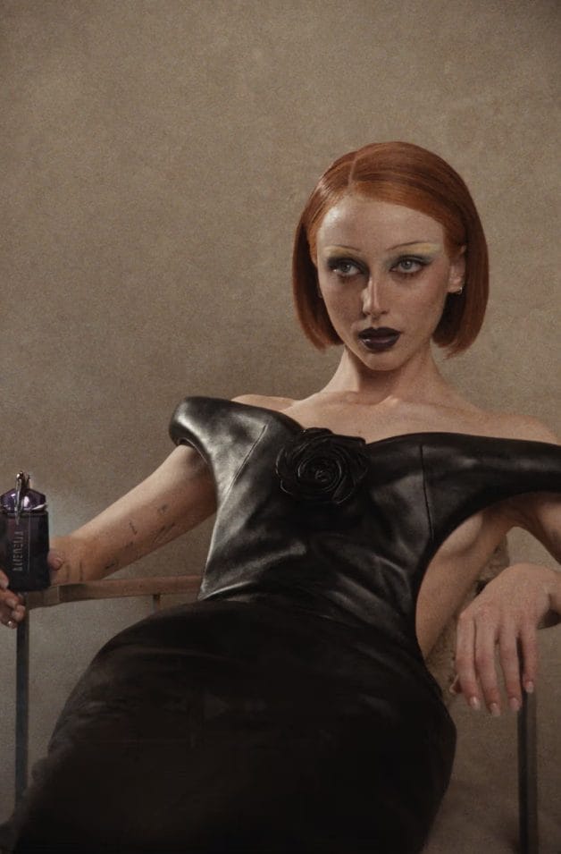 EMMA CHAMBERLAIN NA CAMPANHA DOS PERFUMES DA MUGLER