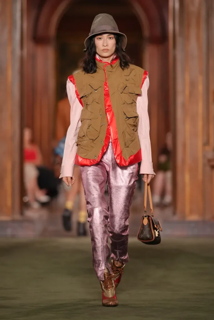 Look utilitário da Louis Vuitton Cruise 2027