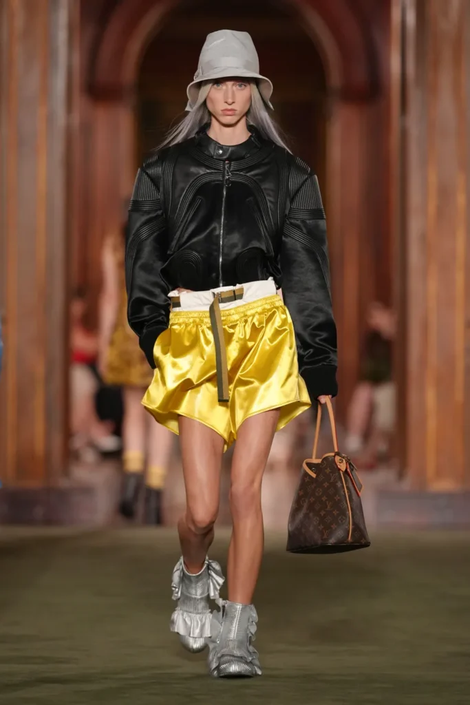 look com shorts de cetim e bolsa da louis vuitton por nicolas ghesquiere