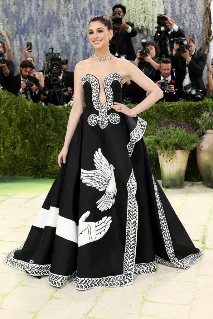 Met Gala 2026: os Looks mais Comentados da Noite; anne hathway no emt gala 2026
