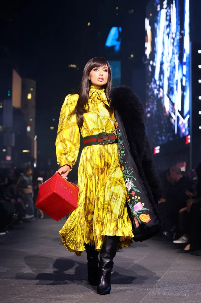 Paris Hilton na passarela do desfile Gucci cruise em Nova York